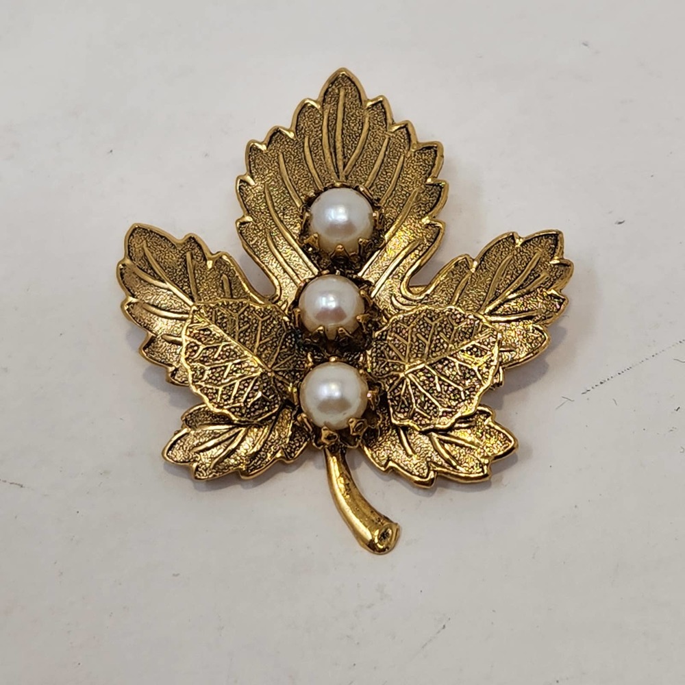 Maple Leaf Faux Pearl Gold Tone Brooch Pendant Textured Vintage Jewelry Autumn